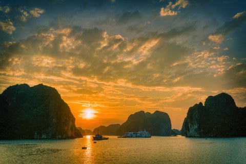 Sonnenuntergang am Meer mit Felsen