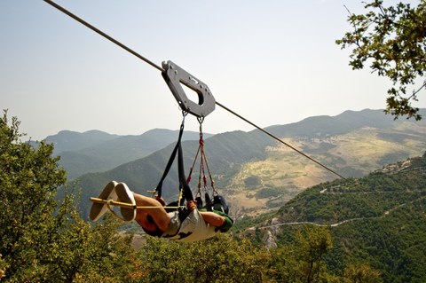 Zip-Line in den Bergen