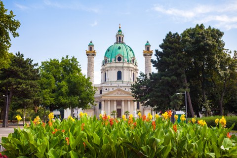 Blumenbeet vor Kirche