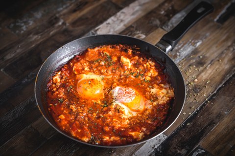 Gericht mit Tomaten und Ei