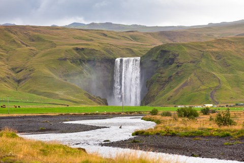 Wasserfall zwischen Wiesen