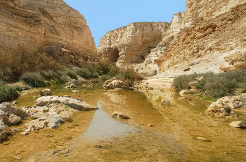 Flusstal mit Felsen