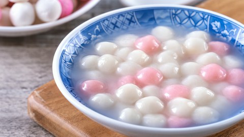 Suppe mit bunten Kugeln