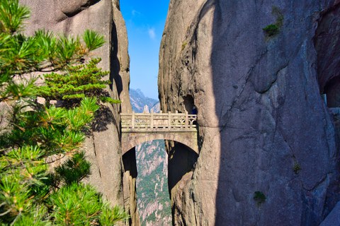 Brücke zwischen 2 Felsen