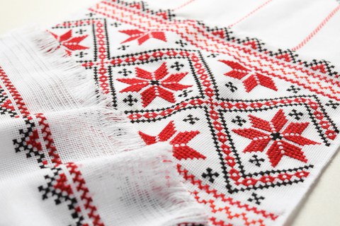 Stoff mit traditionellem Stickmuster