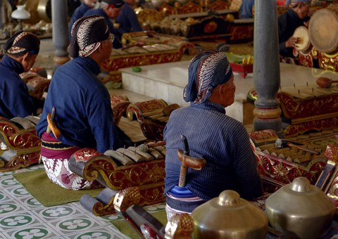 musizierende Menschen in traditioneller Kleidung