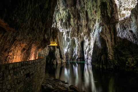 Höhle mit See