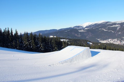 Skipiste in den Bergen