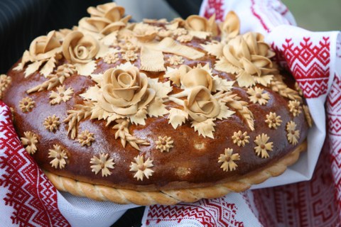 kunstvoll mit Blüten verziertes Brot