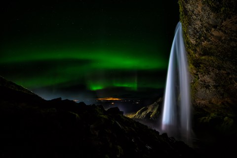 Wasserfall mit Polarlichtern