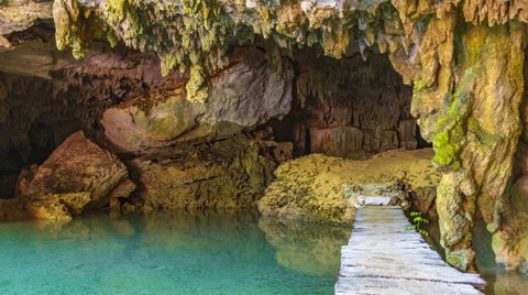 Höhle mit See