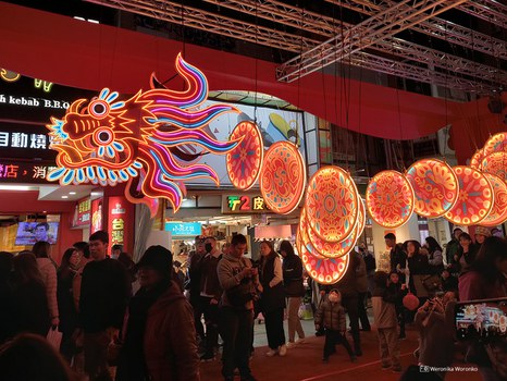 Foto am Abend in Taiwan, Menschen gehen auf der Straße die mit bunten Ballons gschmückt istehen