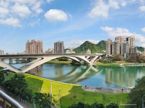 Foto von Taiwan, eine Brücke über einen Fluss, im Hintergrund stehen Hochhäuser