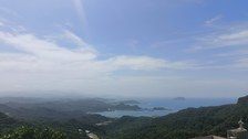Foto mit Weitsicht aus den Bergen Taiwans über Wälder bis zum Meer