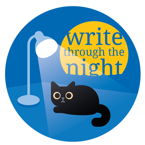 Eine dunkle Katze sitzt mit mondgelb leuchtenden Augen unter einer hell erleuchteten Schreibtischlampe. Im Hintergrund scheint ein Mond, in dem steht: "Write through the Night".