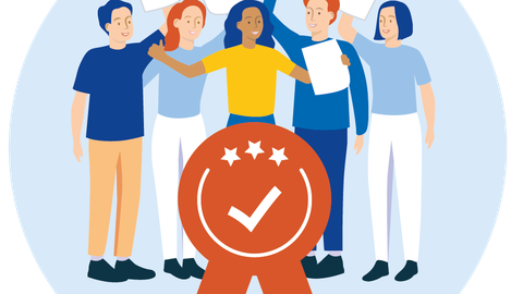 Fünf lächelnde junge Menschen stehen teilweise Arm in Arm nebeneinander und halten je ein Blatt Papier. Vor ihnen ist ein großer Badge mit einem Häkchen und drei Sternen abgebildet.