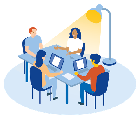 Vier Personen sitzen mit ihren Laptops an einem Tisch, im Hintergrund beleuchtet sie eine Stehlampe.