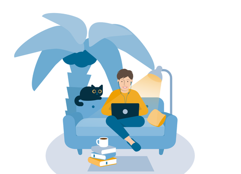 Eine Person sitzt auf einem Sofa und arbeitet am Laptop. Vor dem Sofa liegt ein Bücherstapel, auf der Lehne sitzt eine Katze, hinter dem Sofa steht eine Palme.