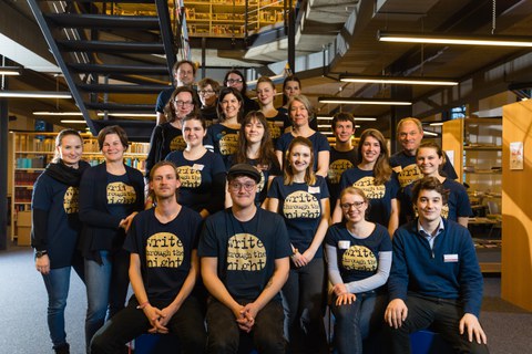 Das Team der LNDS 2020 steht mit 21 Personen auf der Treppe in der Bibliothek.