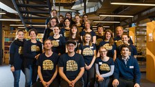 Das Team der LNDS 2020 steht mit 21 Personen auf der Treppe in der Bibliothek.