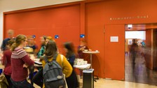 An den Stehtischen vor der Suppenbar sind Teilnehmende der Langen Nacht des Schreibens im Gespräch.