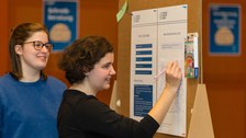 Zwei Studentinnen schreiben Begriffe in das Cluster des Schreibprozess-Walks.