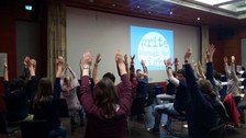 Ca. 15 Teilnehmende beim Schreibtisch-Yoga zur Langen Nacht des Schreibens 2019.