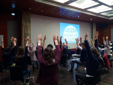 Ca. 15 Teilnehmende beim Schreibtisch-Yoga zur Langen Nacht des Schreibens 2019.