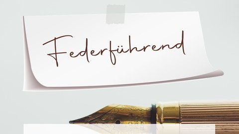 Kopfzeile: "Team Digitale Lehre meets Schreibzentrum der TU Dresden", darunter ein Foto eines goldfarbenen Federfüllhalters, darauf Notizzettel, v.l.n.r.: "Federführend", "Einblicke vom GSW-Schlaglichttag 2023"