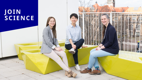 Auf dem Bild sitzen zwei Studierende und eine Mitarbeiterin, die sich unterhalten.