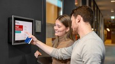 Zwei Personen mit Campuscard stehen an einem Arbeitsraum der SLUB.