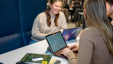 Eine Gruppe Studierende arbeitet in der SLUB.