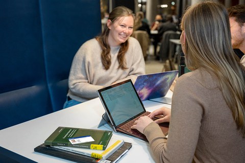 Eine Gruppe Studierende arbeitet in der SLUB.