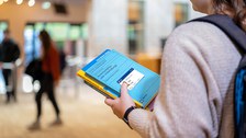 Eine Studentin mit Büchern