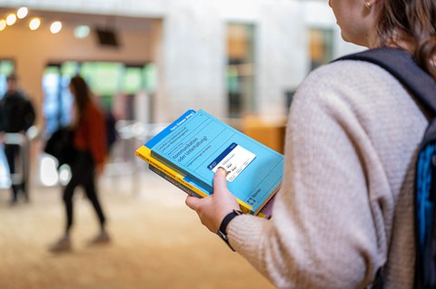Eine Studentin mit Büchern