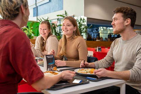 Gruppe von Studierenden beim Essen in der Mensa