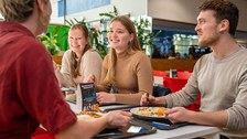 Gruppe von Studierenden beim Essen in der Mensa