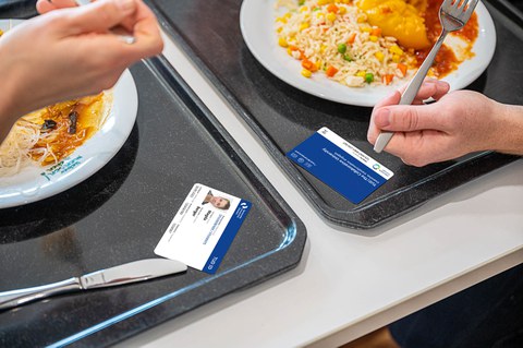 Zwei Mensatabletts mit Essen und Campuscards