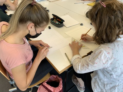 Foto: Schülerinnen beim Zeichnen