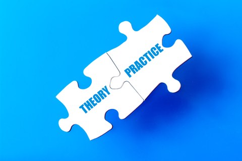 zwei Puzzleteile, die ineinandergreifen und mit "theory" und "practice" beschriftet sind