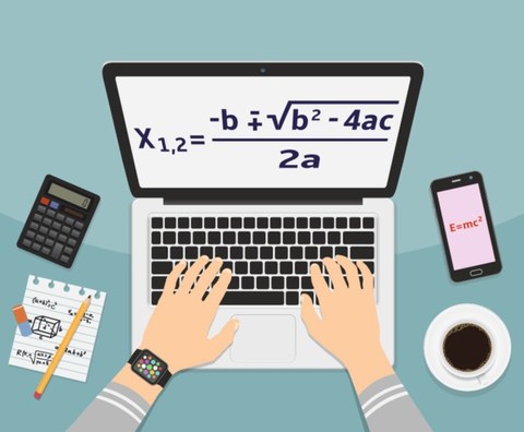 zwei Hände tippen auf einem Laptop, dessen Display eine mathematische Formel anzeigt; um den Laptop herum liegen ein Notizblick mit Bleitstift, ein Taschenrechner, ein Handy und eine Kaffeetasse