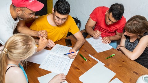 Hausaufgabentreff-Studierende mit Flüchtlingen