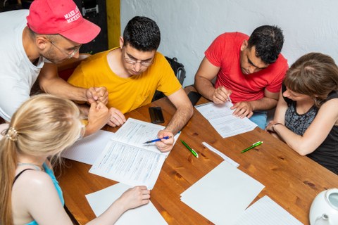 Hausaufgabentreff-Studierende mit Flüchtlingen