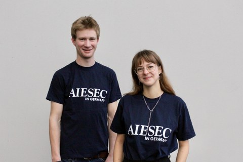 Portraitaufnahme von Helene und ihr AIESEC-Teamkollege Julius