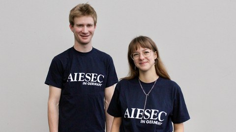 Portraitaufnahme von Helene und ihr AIESEC-Teamkollege Julius