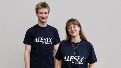 Portraitaufnahme von Helene und ihr AIESEC-Teamkollege Julius