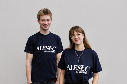 Portraitaufnahme von Helene und ihr AIESEC-Teamkollege Julius