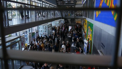 Viele Studierende besuchen den Infomarkt im Foyer des Hörsaalzentrums am 10. Oktober 2019.