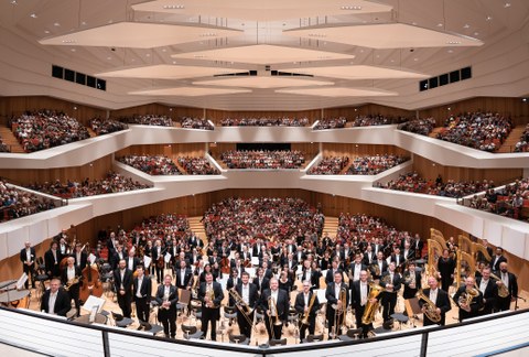 Blick in den Konzertsaal der Dresdner Philharmonie im Vordergrund das Orchester und im Hintergrund die Ränge mit Publikum