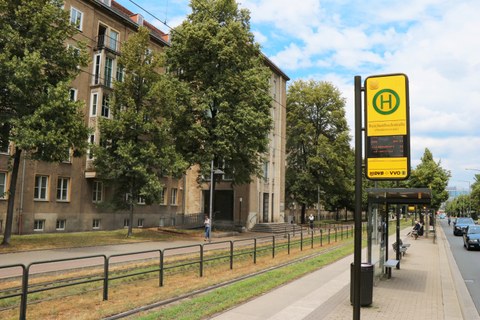 Bürogebäude des Studentenwerks Dresden an der Fritz-Löffler-Str. Im Vordergrund ist die Haltestelle der Straßenbahn zu sehen